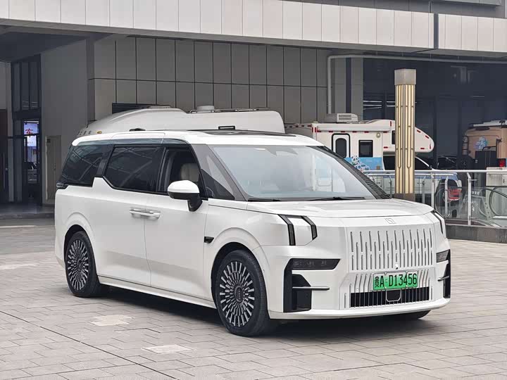 Фото 2 - Zeekr 009