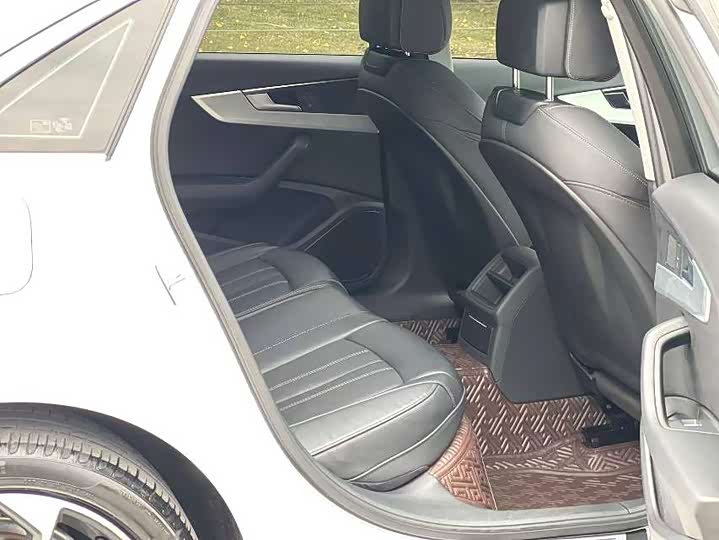 Фото 6 - Audi A4L