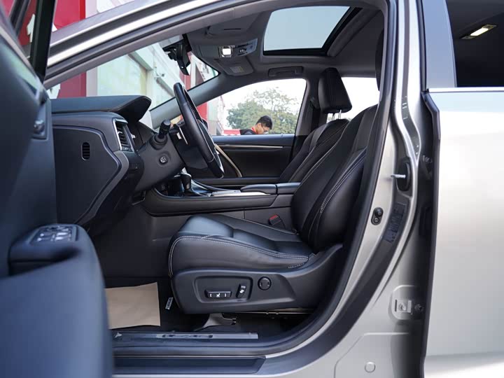 Фото 5 - Lexus RX