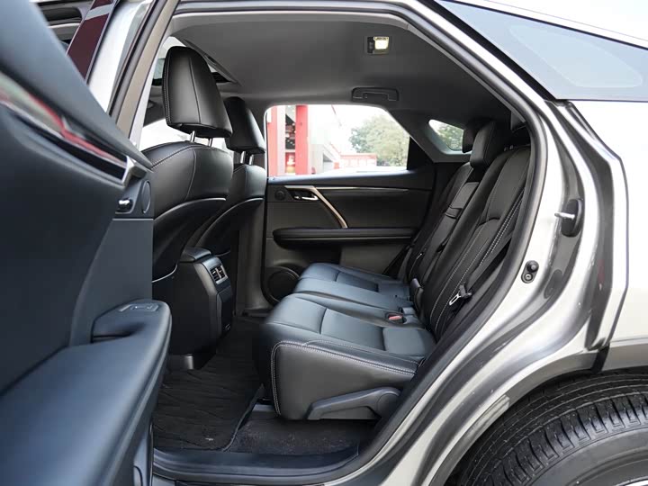 Фото 6 - Lexus RX