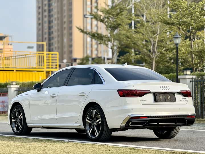 Фото 4 - Audi A4L