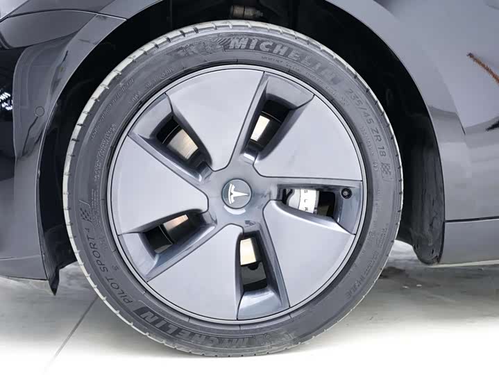 Фото 6 - Tesla Model 3