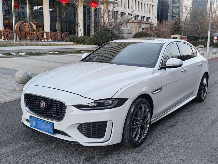 Фото 1 - Jaguar XE L