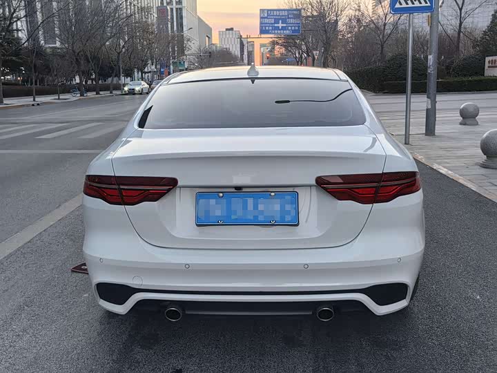 Фото 2 - Jaguar XE L