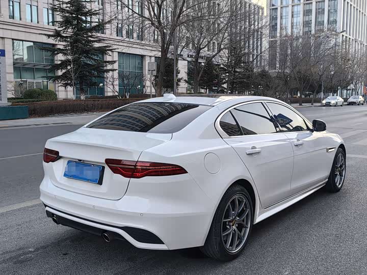 Фото 3 - Jaguar XE L