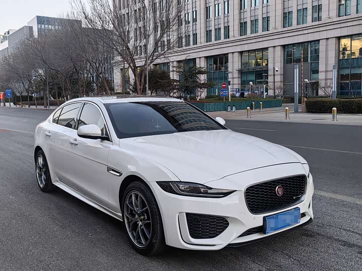 Фото 4 - Jaguar XE L
