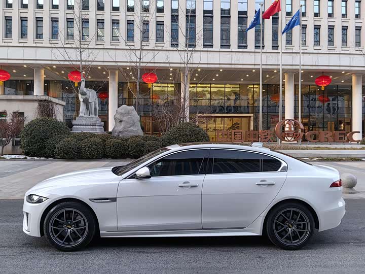 Фото 6 - Jaguar XE L