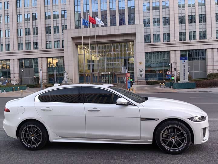 Фото 7 - Jaguar XE L