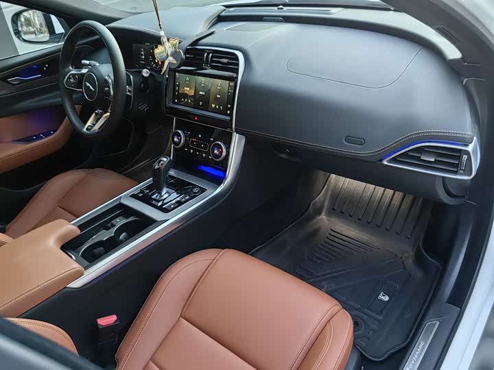 Фото 8 - Jaguar XE L