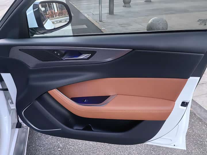 Фото 9 - Jaguar XE L