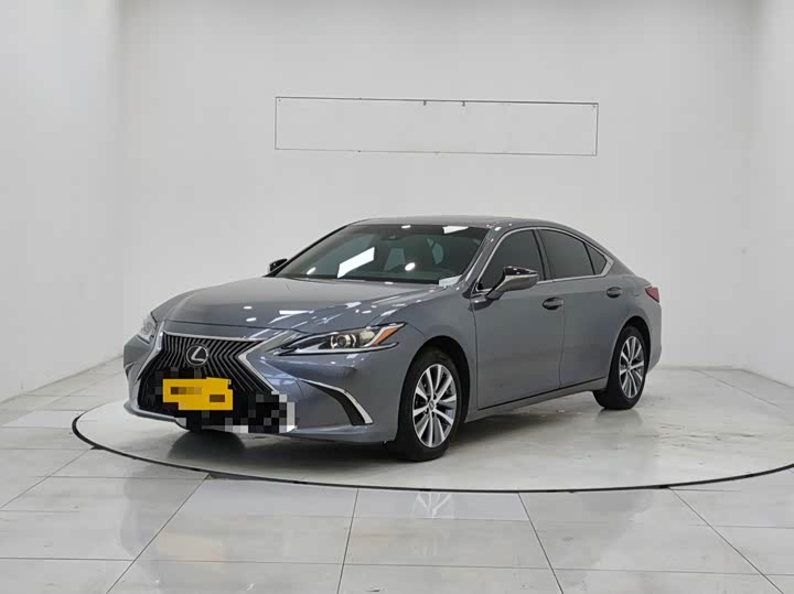 Фото 1 - Lexus ES