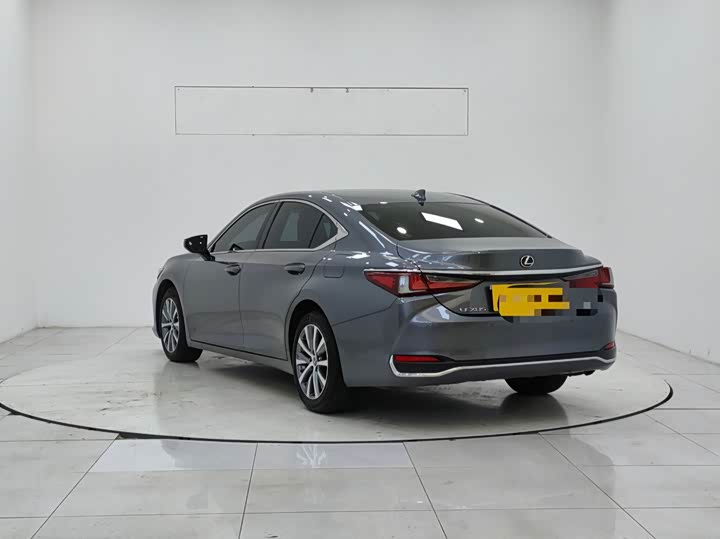 Фото 5 - Lexus ES