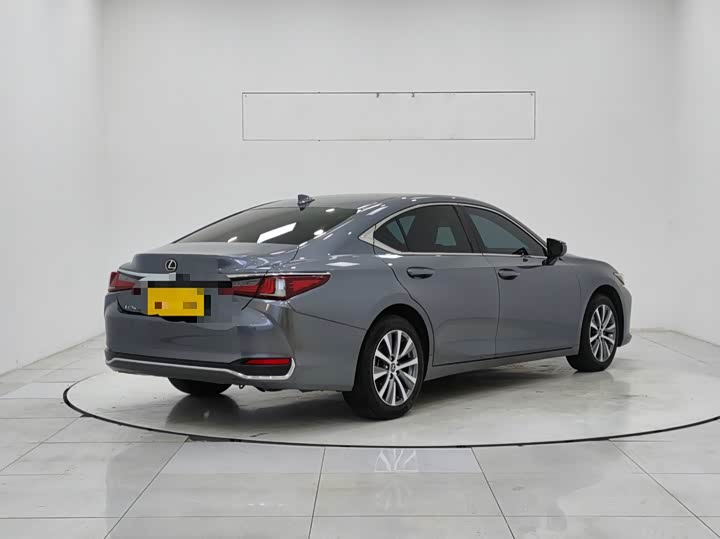 Фото 6 - Lexus ES