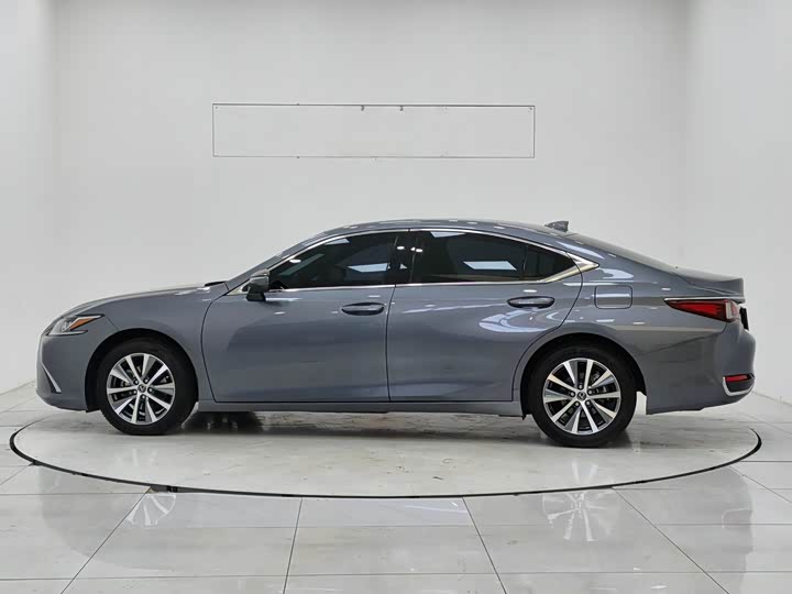 Фото 7 - Lexus ES