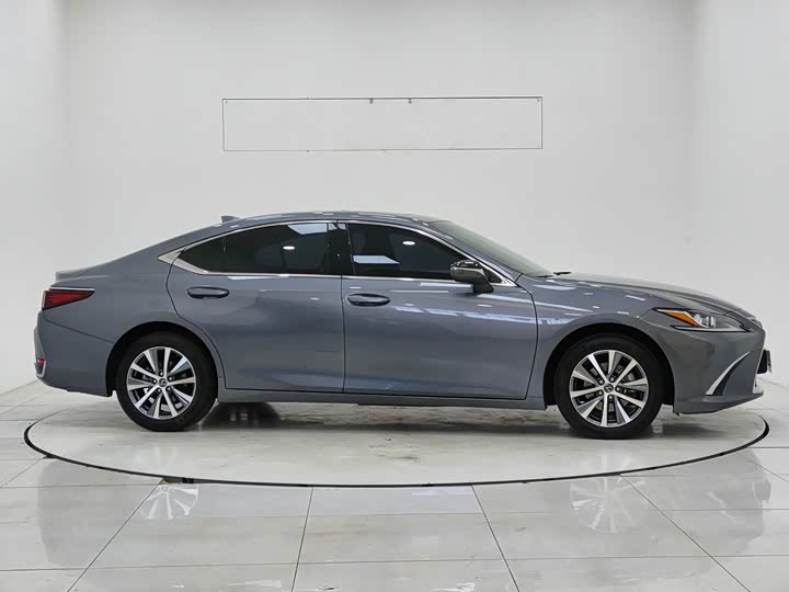 Фото 8 - Lexus ES