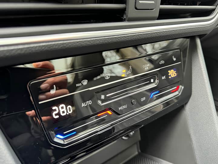 Фото 8 - Volkswagen Tiguan L Pro