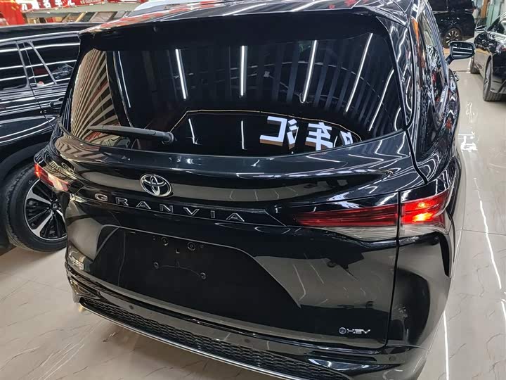 Фото 6 - Toyota Granvia