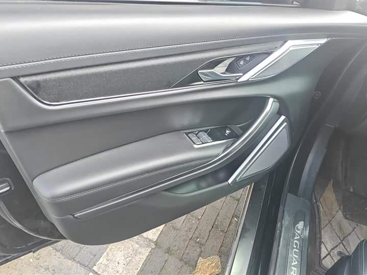 Фото 7 - Jaguar XF L