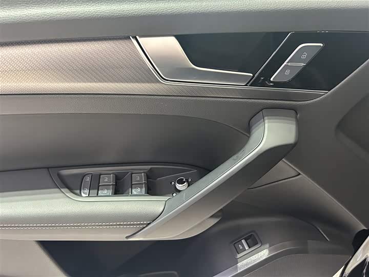 Фото 6 - Audi Q5L