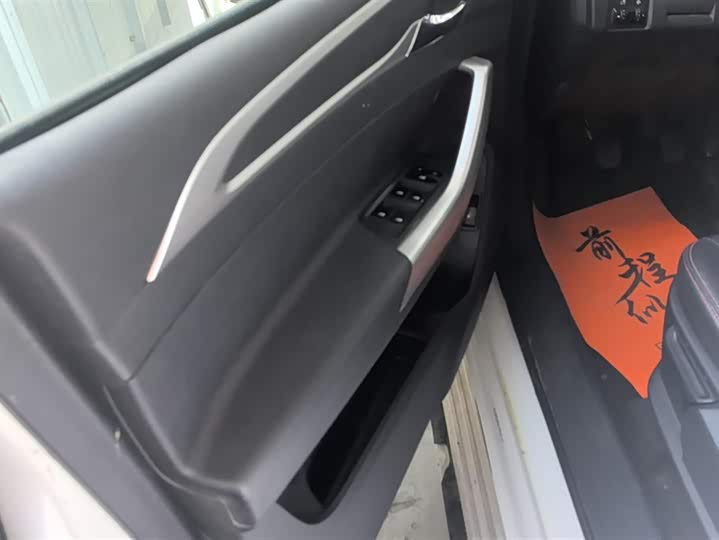 Фото 7 - Maxus T70