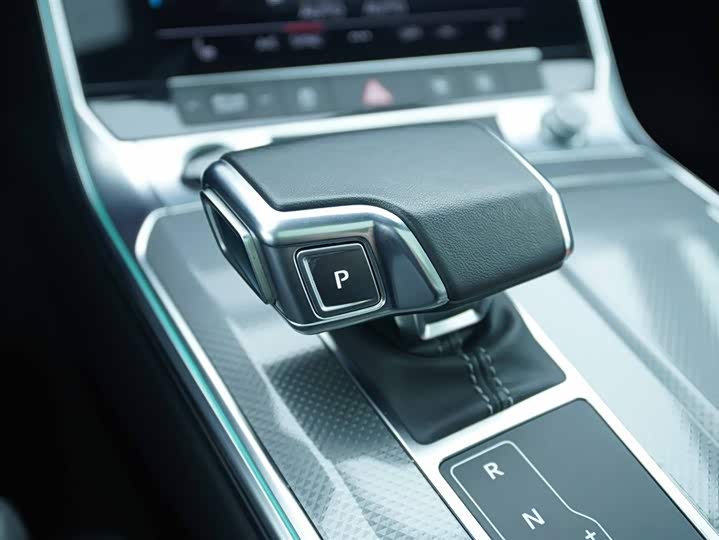 Фото 9 - Audi A6L