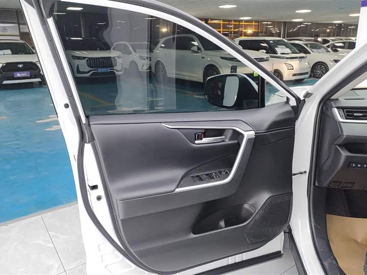 Фото 7 - Toyota RAV4