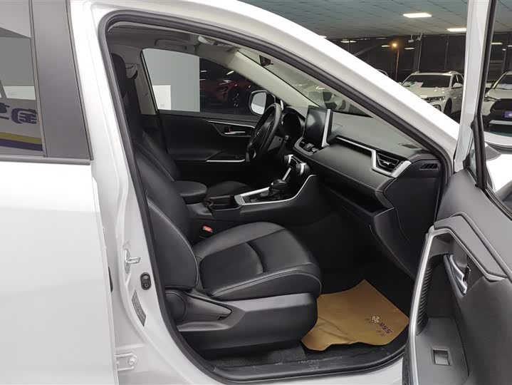 Фото 8 - Toyota RAV4