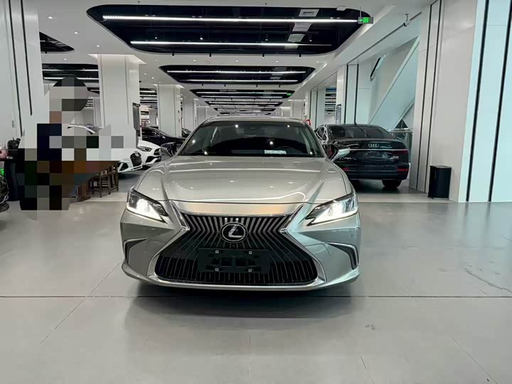 Фото 2 - Lexus ES