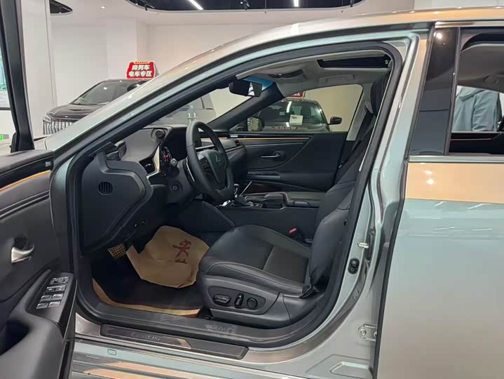 Фото 4 - Lexus ES