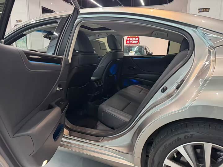 Фото 5 - Lexus ES