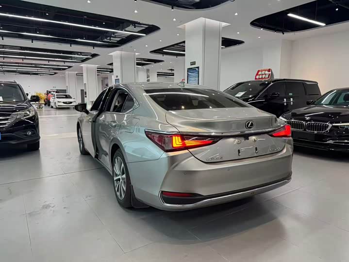 Фото 8 - Lexus ES