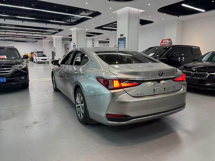 Фото 9 - Lexus ES