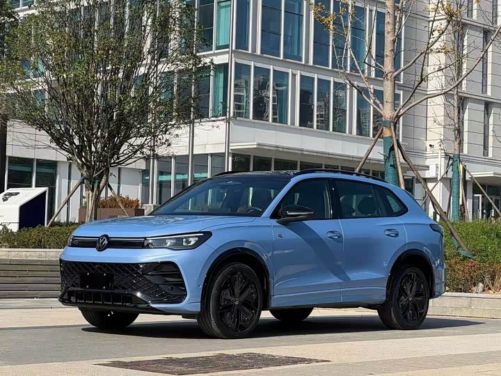 Фото 1 - Volkswagen Tiguan L Pro