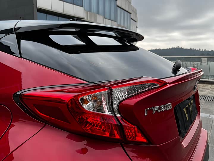 Фото 9 - Toyota C-HR