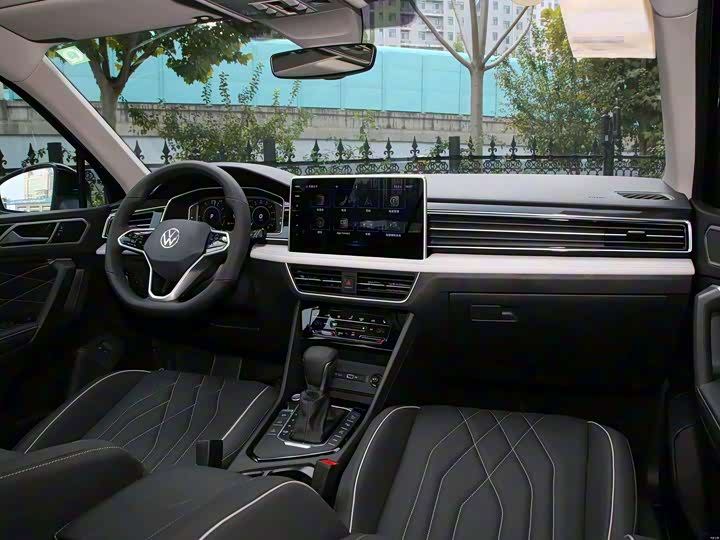 Фото 8 - Volkswagen Tiguan L Hybrid