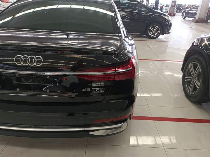 Фото 8 - Audi A6L