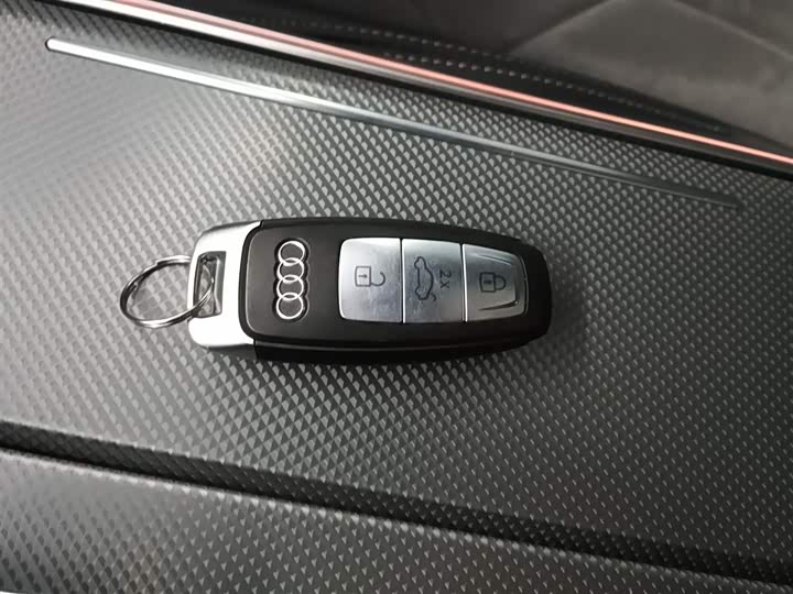 Фото 9 - Audi A6L