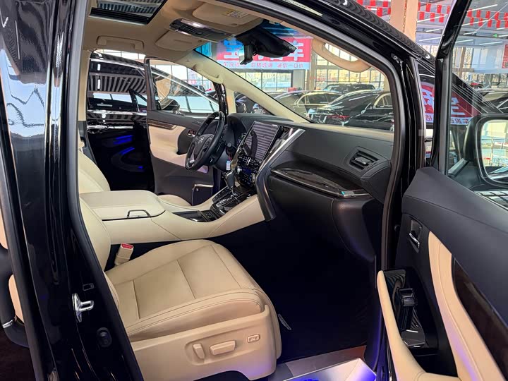 Фото 9 - Toyota Alphard