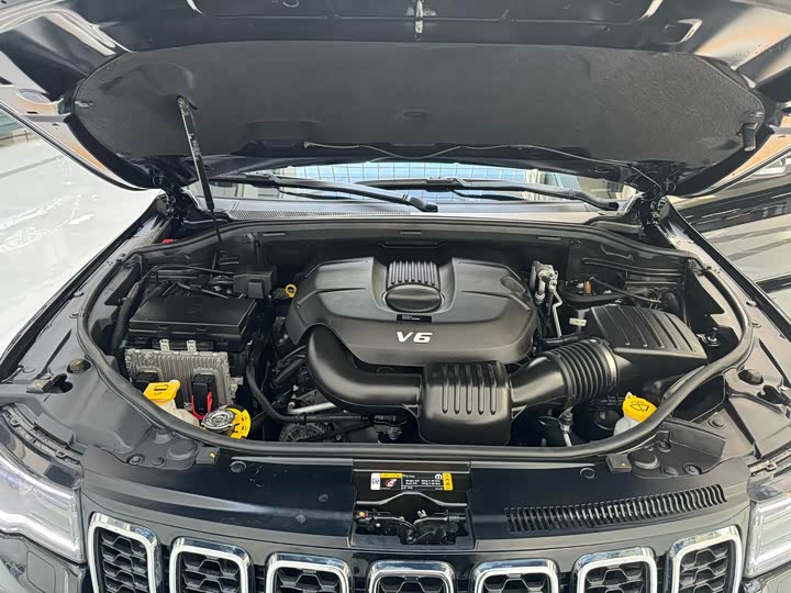 Фото 6 - Jeep Grand Cherokee