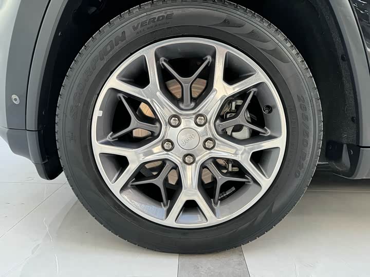 Фото 8 - Jeep Grand Cherokee