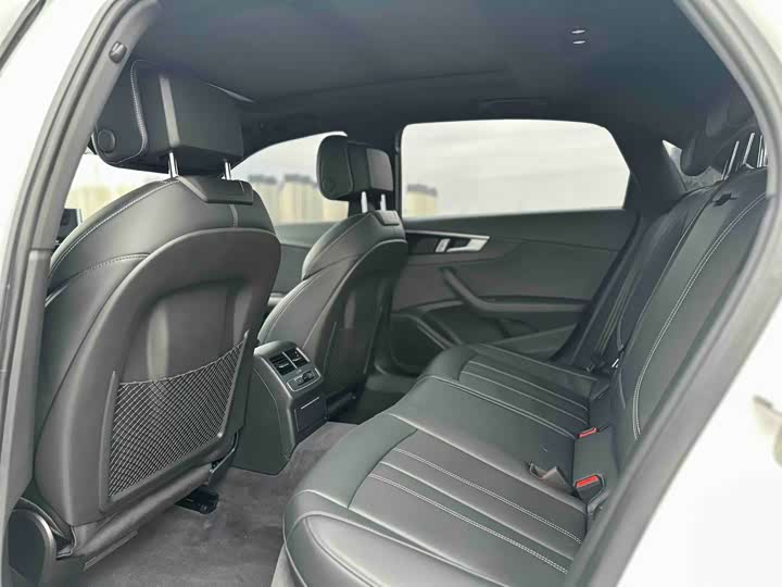 Фото 5 - Audi A4L