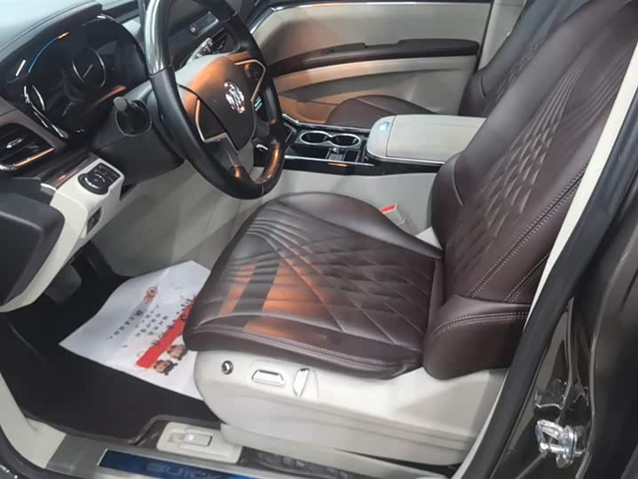 Фото 9 - Buick GL8 ES