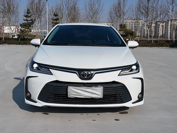 Фото 2 - Toyota Corolla