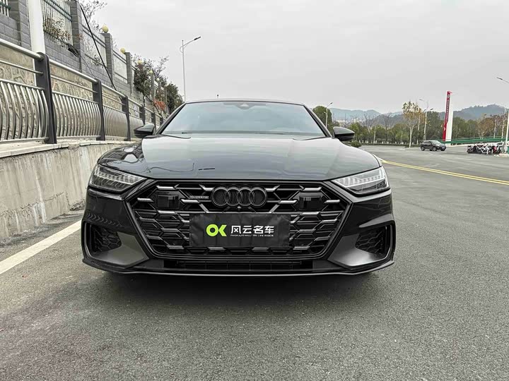Фото 2 - Audi A7L