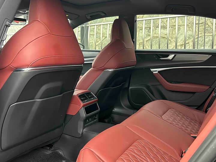 Фото 8 - Audi A7L