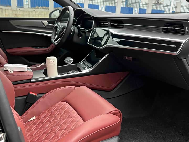 Фото 9 - Audi A7L