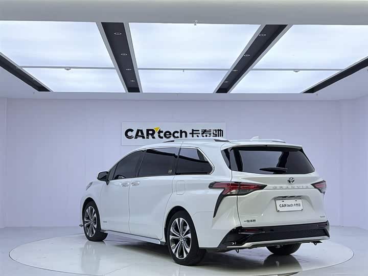 Фото 3 - Toyota Granvia