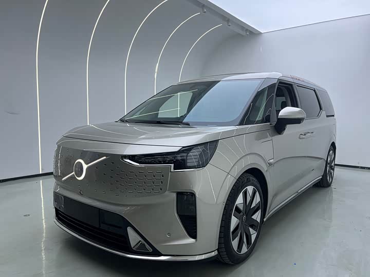 Фото 1 - Volvo EM90