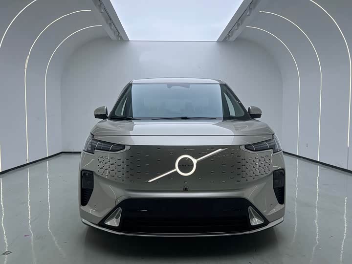 Фото 2 - Volvo EM90