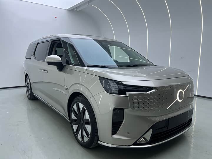 Фото 3 - Volvo EM90